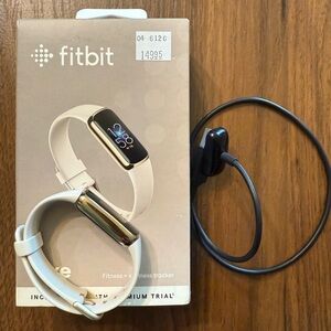 Fitbit Luxe Smartwatch - Lunar White and Gold - very good used condition